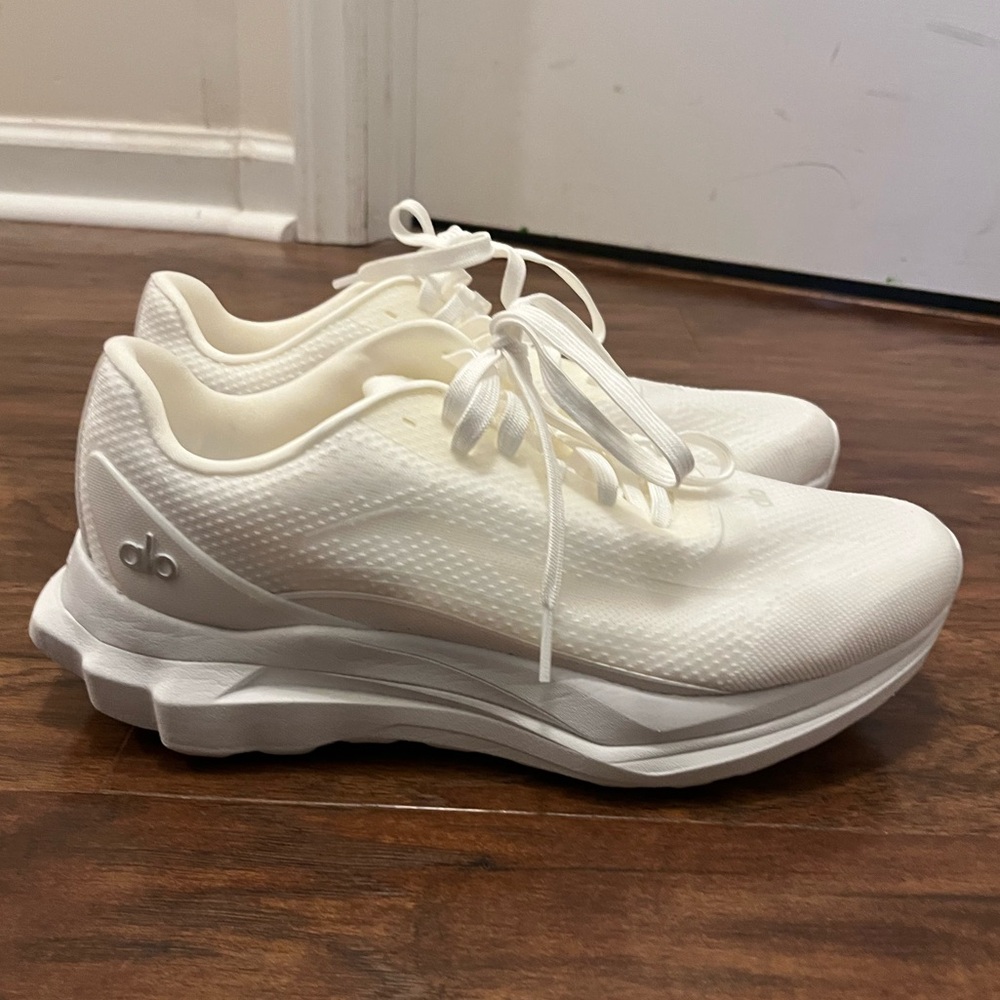 🧘🏽‍♀️ LIKE NEW Alo Yoga Unisex Runner in White - Sz W 10/M 8.5